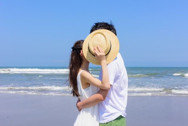 海辺でキス